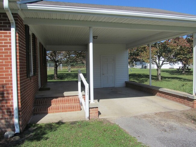 Foto del edificio - 3 Bed 1 Bath Brick Ranch