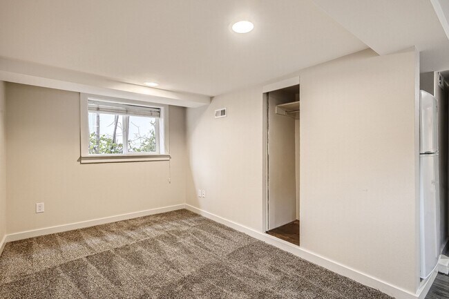 Foto del edificio - Charming 1Bed/1Bath Daylight Basement in Desirable Wallingford Triplex!