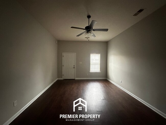 Building Photo - Cozy 2BR/2BA Memphis Home w/ Vaulted Ceilings, Fireplace & 2-Car Garage