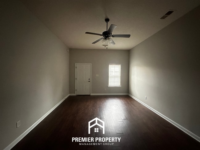 Foto del edificio - Cozy 2BR/2BA Memphis Home w/ Vaulted Ceilings, Fireplace & 2-Car Garage