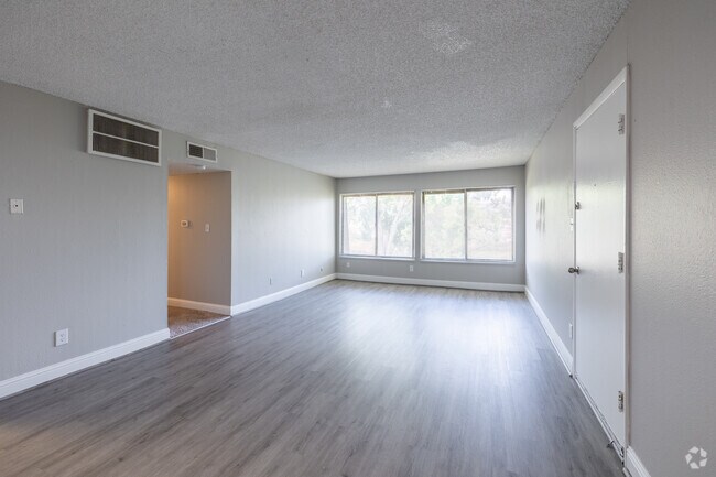 3 habitaciones, 2 baños - 1074 pies cuadrados - Sala de estar - The Meadows at Town Center