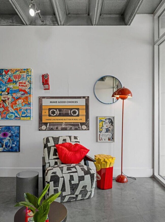 Photo du bâtiment - 10309-10107 107 St NW