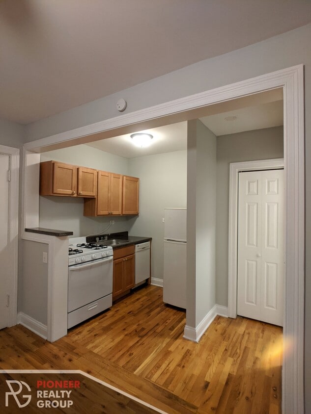 Primary Photo - 833 W Wolfram St