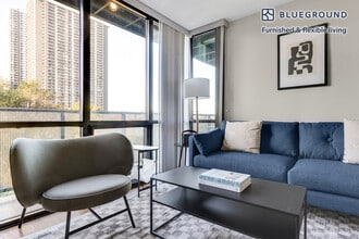 Building Photo - 5910 N Sheridan Rd