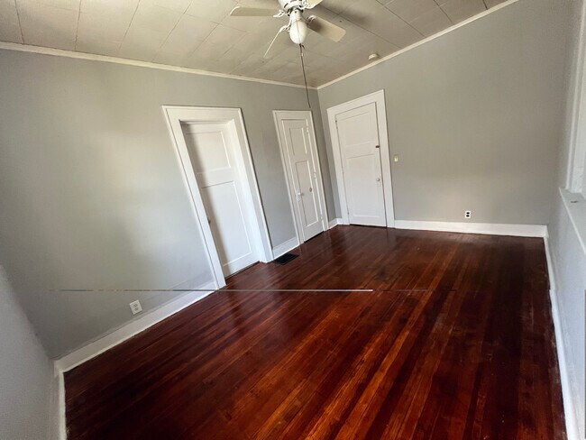 Dormitorio 2 - 677 Seabury Ave