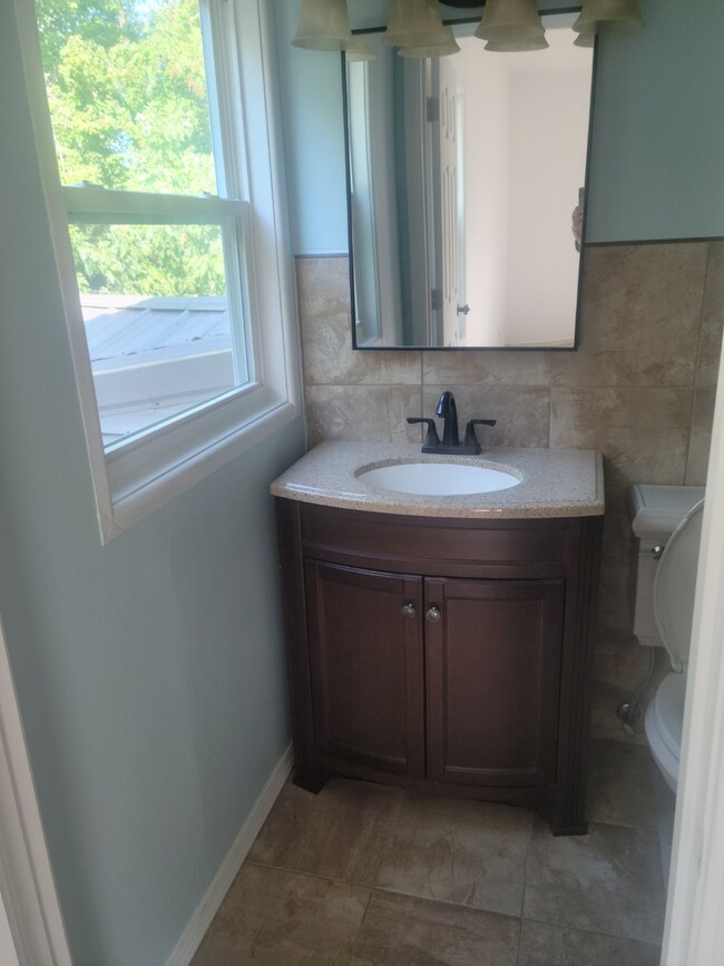 Foto del edificio - "Charming 3-Bed Home with Granite Elegance...