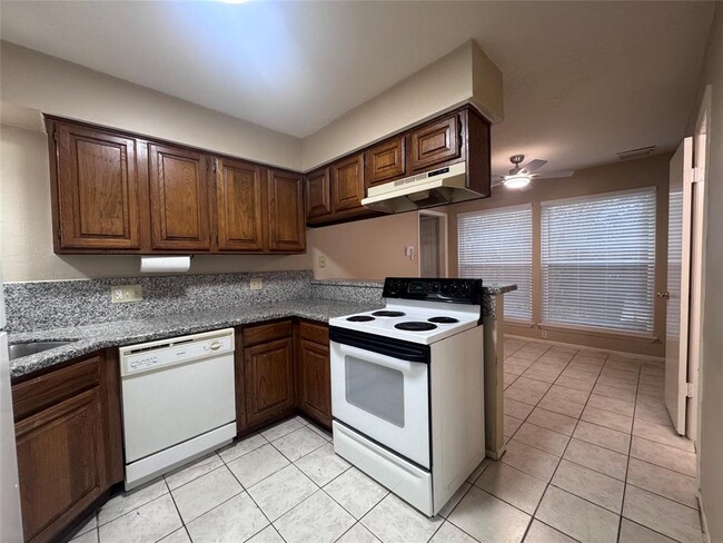 Building Photo - 10810 Sugar Hill Dr