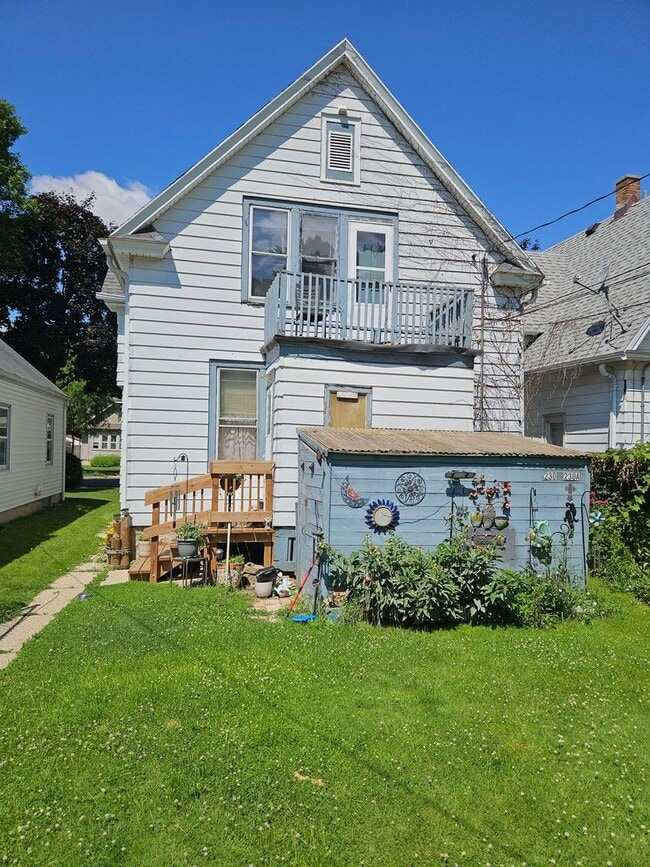 Building Photo - 230 S 61st St