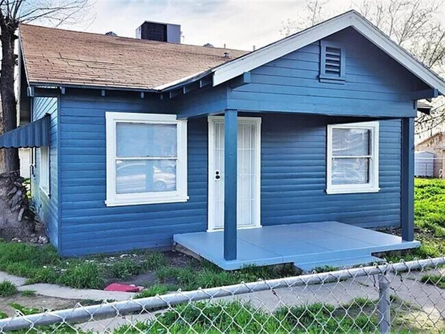 Building Photo - This 2-bedroom home