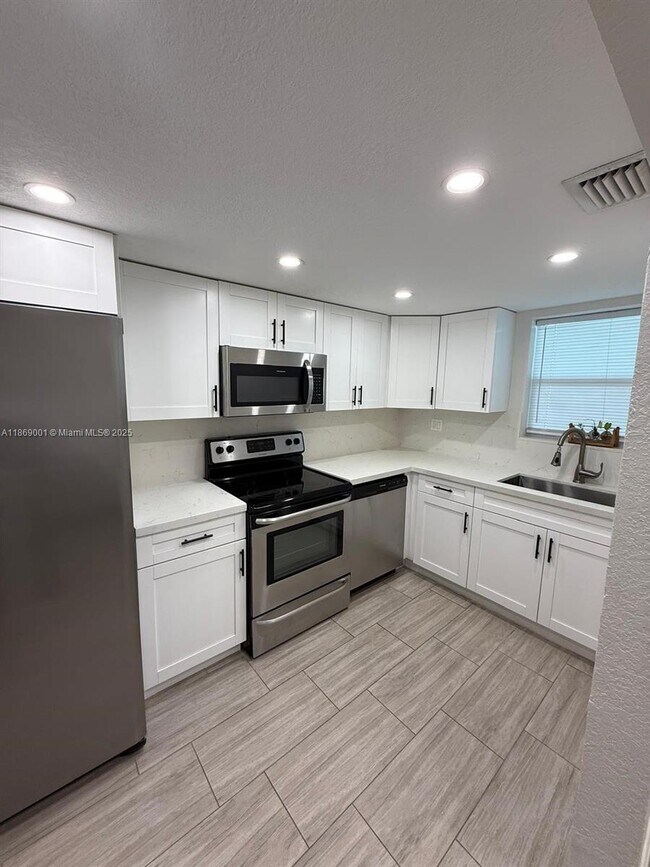 Building Photo - 9375 Fontainebleau Blvd