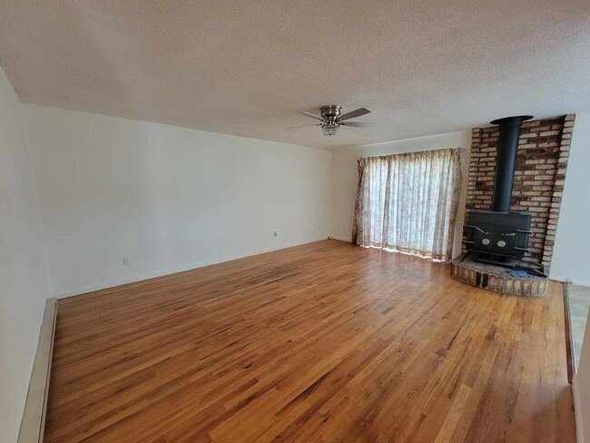 Building Photo - Nestled Under the Trees!  Nice Home Near W...