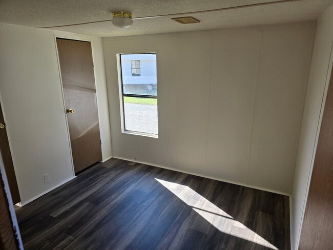 Foto del edificio - 472 Ruben Wells Rd