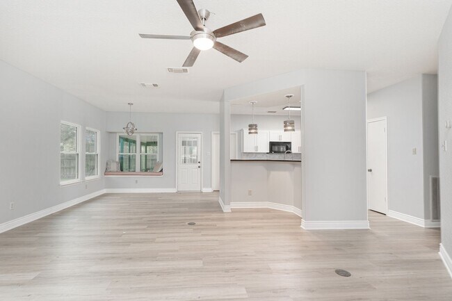 Foto del edificio - Beautiful corner lot move in ready!