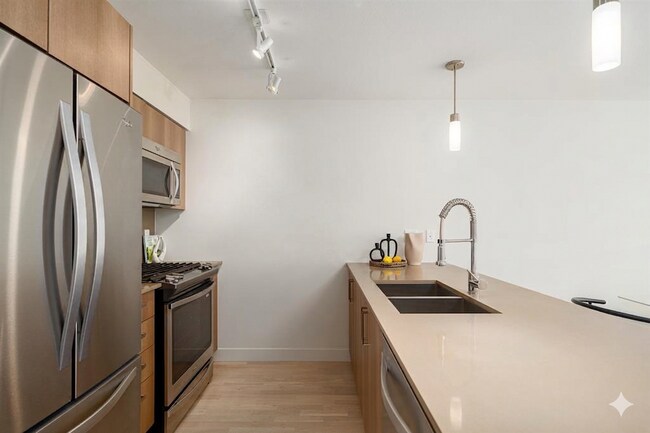 Photo du bâtiment - 7058 14th Ave