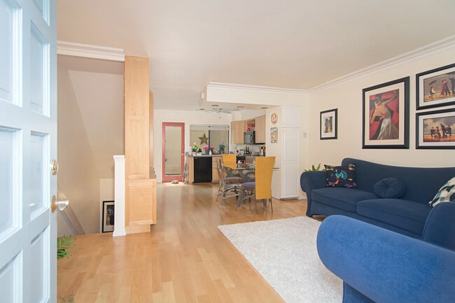 Building Photo - BEAUTIFUL 2 BEDROOM !!!!IN THE HEART OF LA...