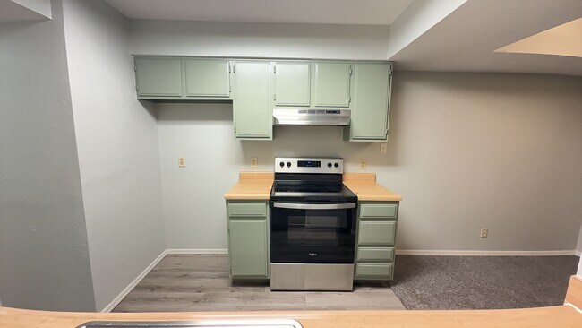 Building Photo - Welcome to this 2 bedroom, 2.5 bath home l...