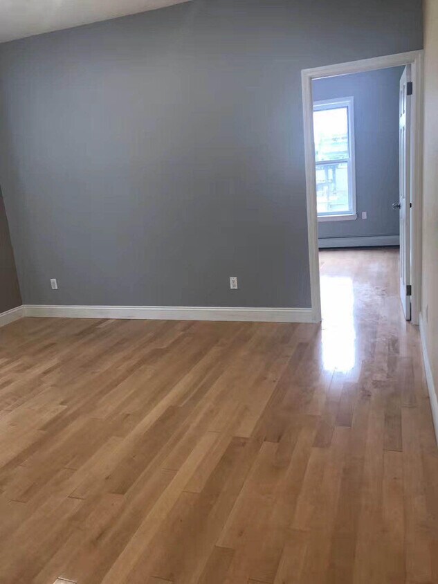 Foto del edificio - 1688 E 2nd St