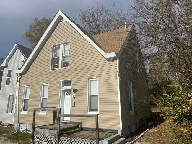 Building Photo - 812 E 6th St