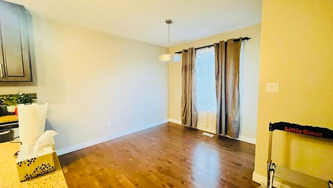 Building Photo - 5925 Anthony Cres SW