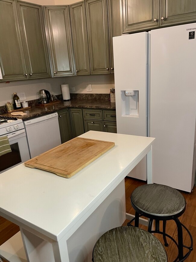 Kitchen - 2251 W North Ave