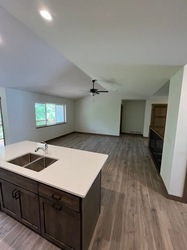 Foto del edificio - 1124 Juniper Pl