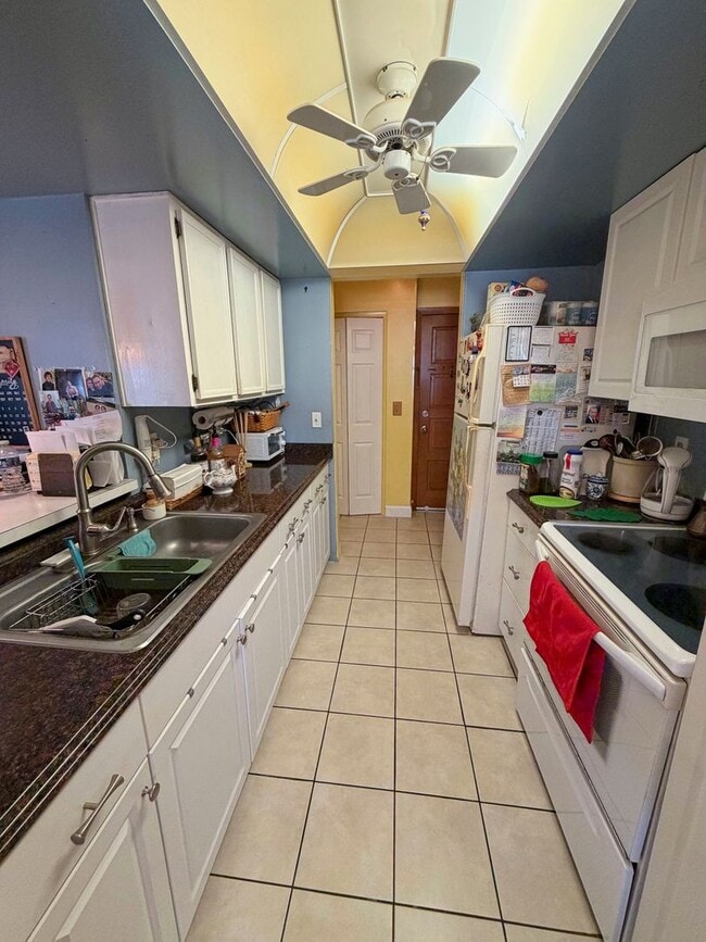 Building Photo - Fully Furnished 2 Bedroom , 2 Bathroom 2nd Floor Condo.