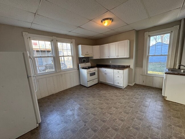 Building Photo - 615 44th St