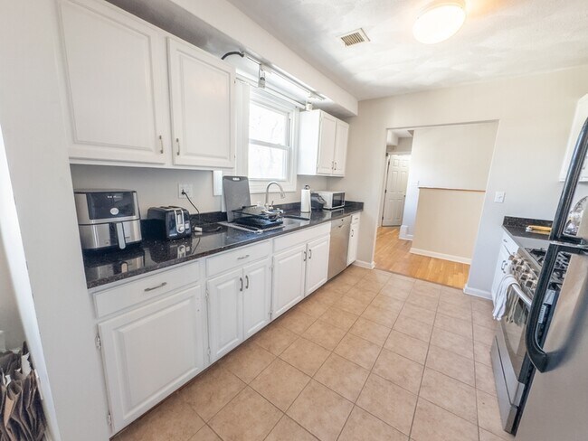 Foto del edificio - 28 Fisk Ave