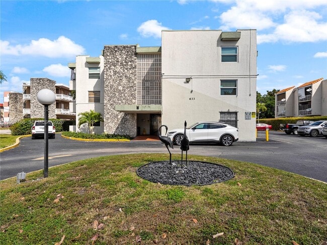 Building Photo - 633 S Royal Poinciana Blvd