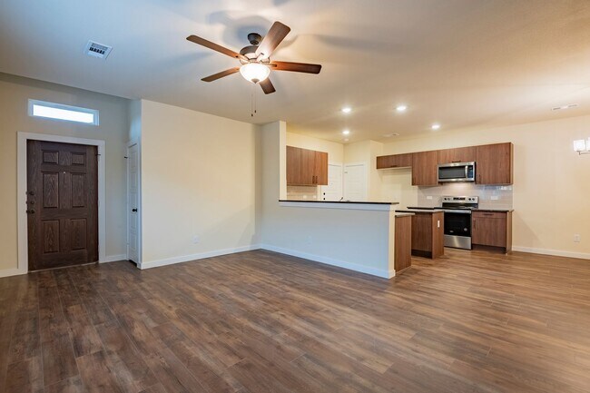 Foto del edificio - COMING SOON! GORGEOUS 3 BEDROOM DUPLEX LOC...