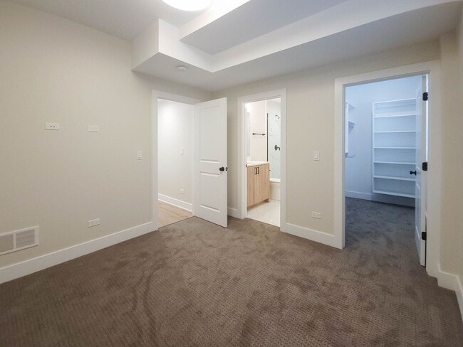 Building Photo - 1405 W Belden Ave