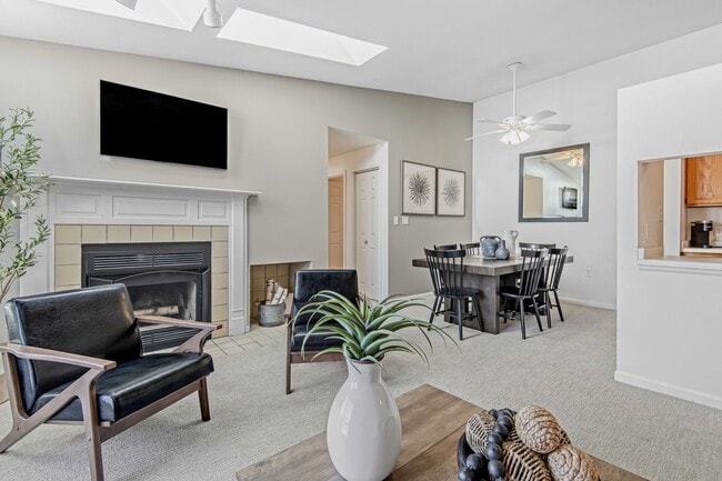 Foxcroft Apartments Living Room - Foxcroft
