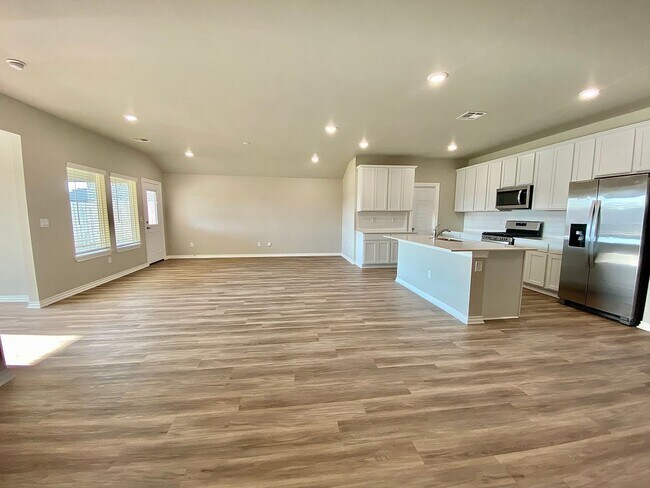 Foto del edificio - 4 Bed 2 Bath, w/Office in Deer Creek Schools