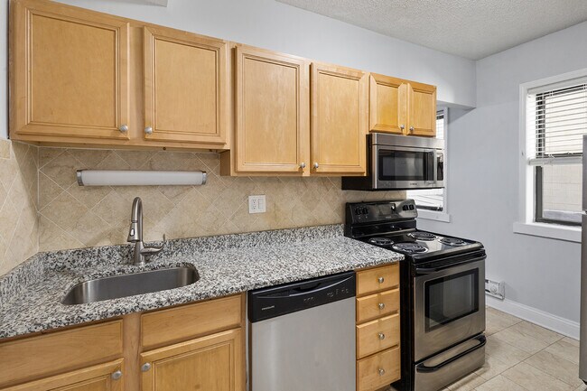 Building Photo - 4520 N Clarendon Ave