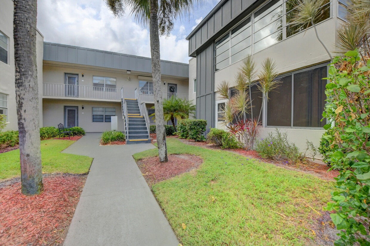 299 Burgundy G, Delray Beach, FL 33484 Condo for Rent in Delray Beach
