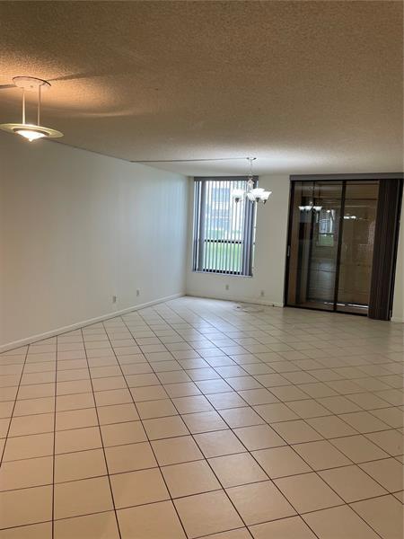 Foto del edificio - 6751 N University Dr
