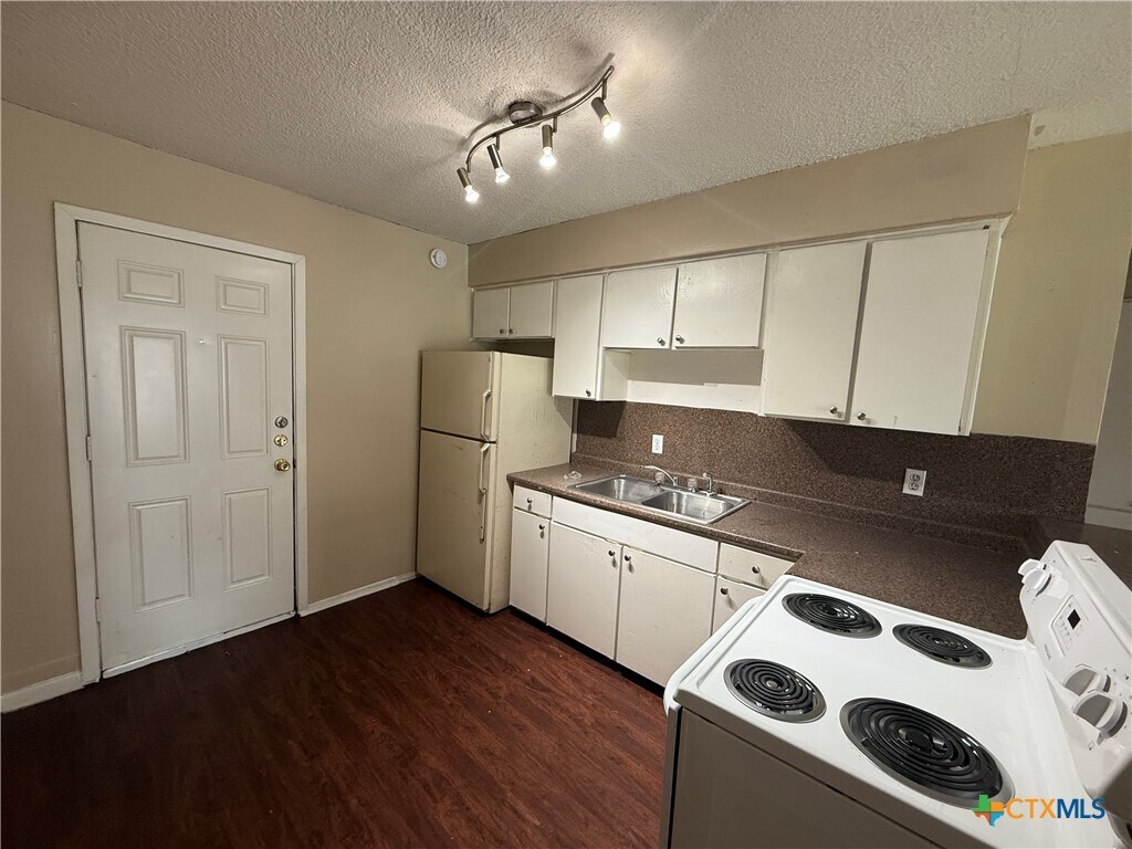 Primary Photo - 1243 N LBJ Dr