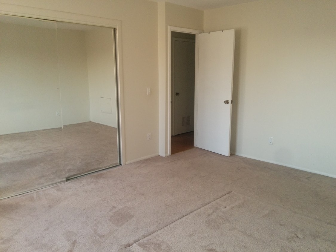 32005 Twelve Mile Rd, Farmington Hills, MI 48334 Condo for Rent in