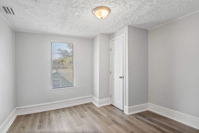 Foto del edificio - Large 4 Bedroom 2 Bath Single Family Home ...