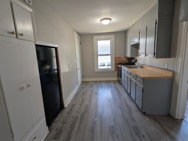 Foto del edificio - 476 Thompson Ave