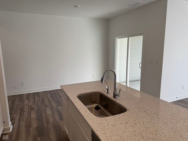 Foto del edificio - 15203 Farrington Rd