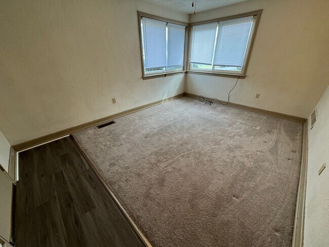 Building Photo - 2 Bedroom 1 Bath Duplex in York