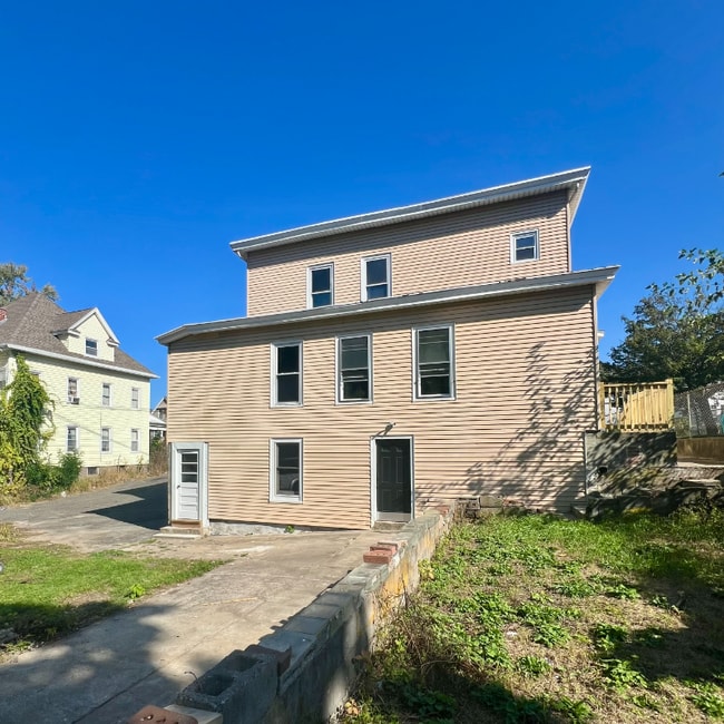 Building Photo - 74 Oak St