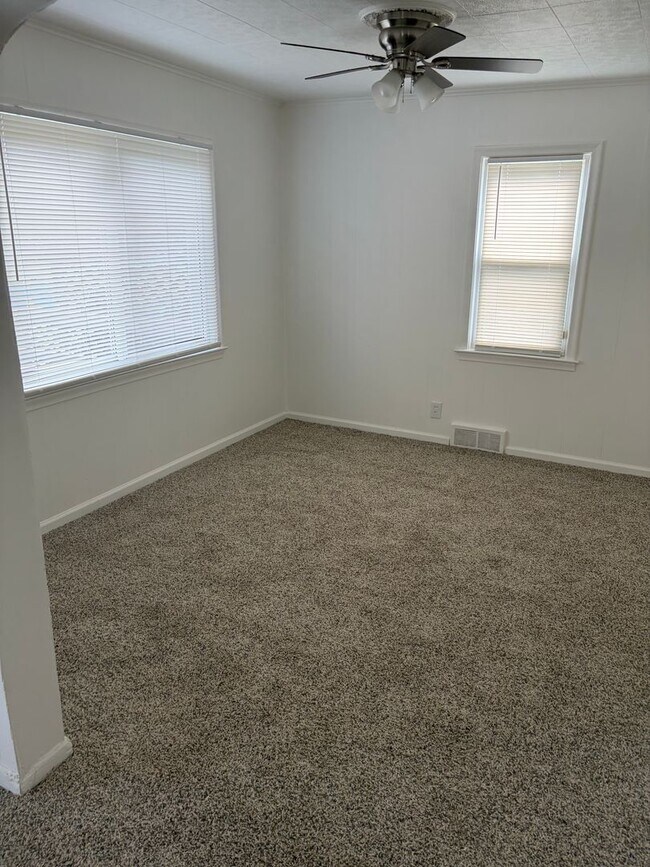 Foto del edificio - Renovdated 3 bedroom, 1 bathroom bungalow