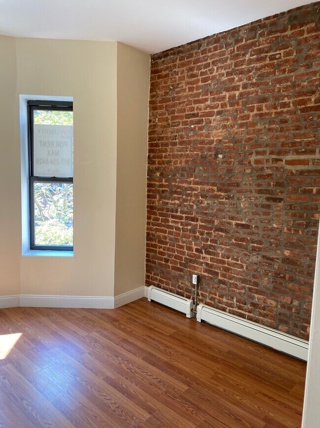 Building Photo - 253 E 28th St