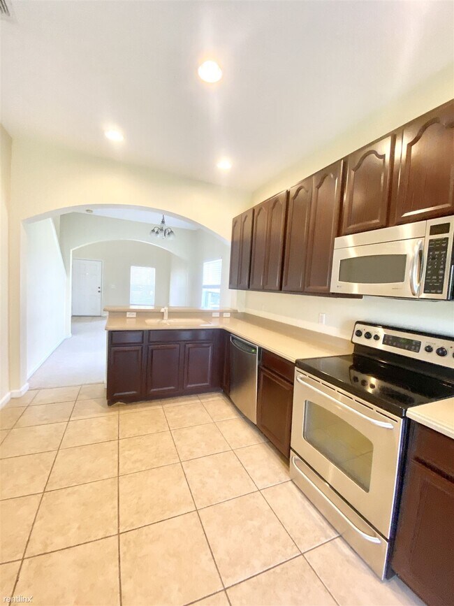 Building Photo - 10411 Park Commons Dr