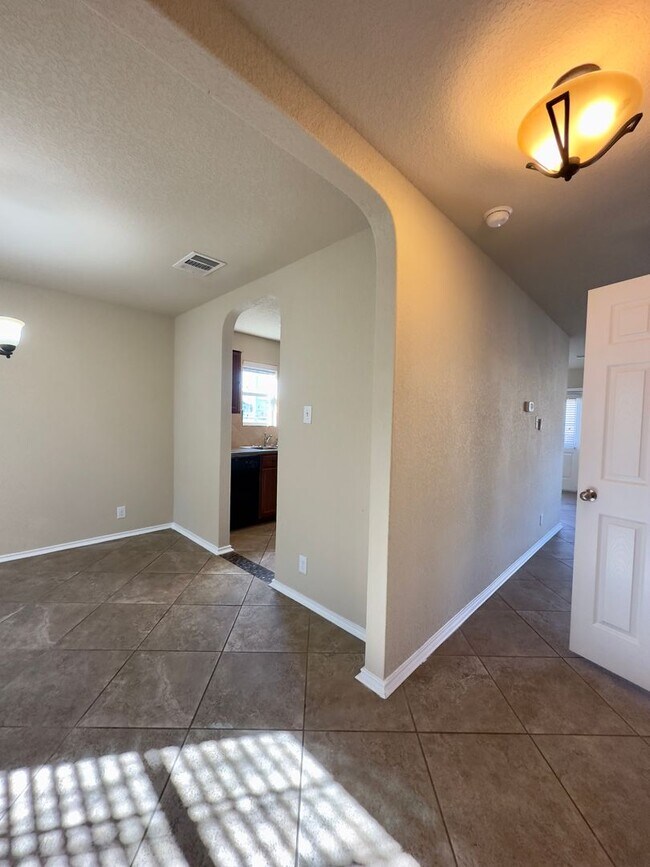 Foto del edificio - Huge, beautiful two story home located in ...