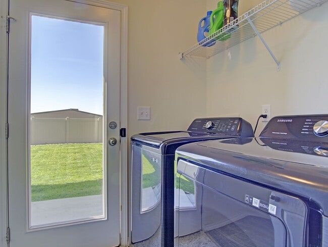Foto del edificio - Bright & Open 3-Bed | Great Yard + Mountai...