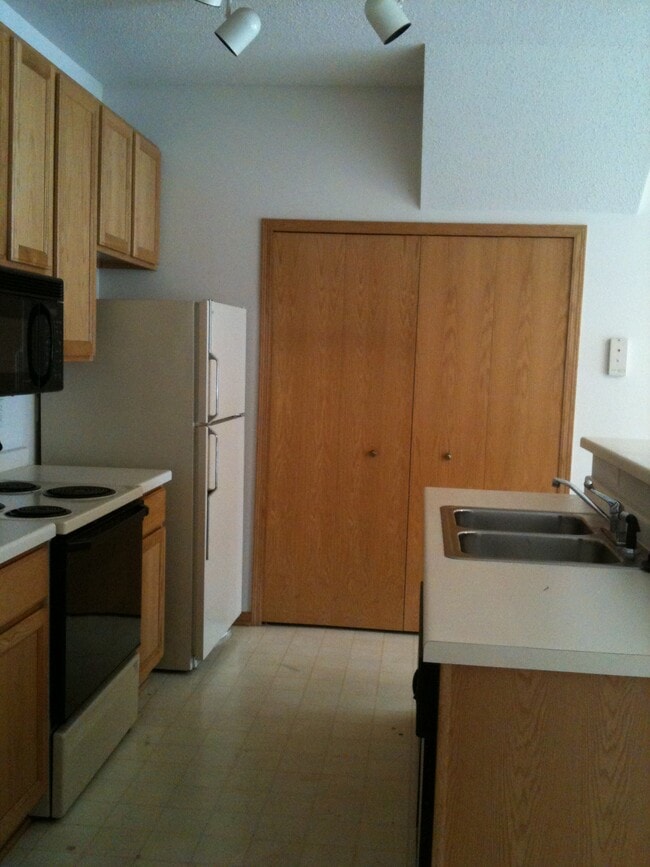 Building Photo - 8285 Kimball Dr