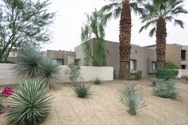 Prime Palm Desert Location - 73625-73665 Fred Waring Dr